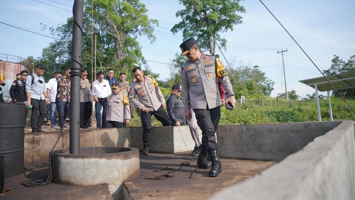 Polda Sumsel mendatangi wilayah illegal drilling dan illegal refinery di Muba, Sumsel.