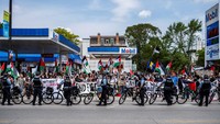 Setelah perkemahan itu dibersihkan, ratusan mahasiswa Universitas DePaul dan pengunjuk rasa pro-Palestina mulai berunjuk rasa di sebuah pompa bensin di seberang jalan dari tempat perkemahan.