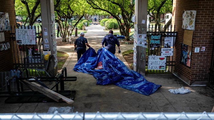 Workers dismantle a pro-Palestinian encampment, as the conflict between Israel and the Palestinian Islamist group Hamas continues, at DePaul university in Chicago, Illinois, U.S., May 16, 2024. REUTERS/Jim Vondruska