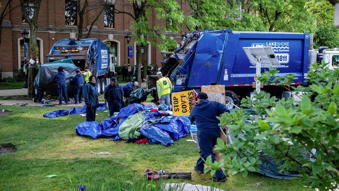 Polisi Bongkar Paksa Kemah Massa Pro-Palestina di Kampus DePaul Chicago Workers dismantle a pro-Palestinian encampment, as the conflict between Israel and the Palestinian Islamist group Hamas continues, at DePaul university in Chicago, Illinois, U.S., May 16, 2024. REUTERS/Jim Vondruska