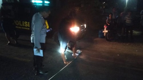 Polisi melakukan olah TKP kecelakaan maut di Jalan Singaraja-Gilimanuk di Buleleng, Bali.