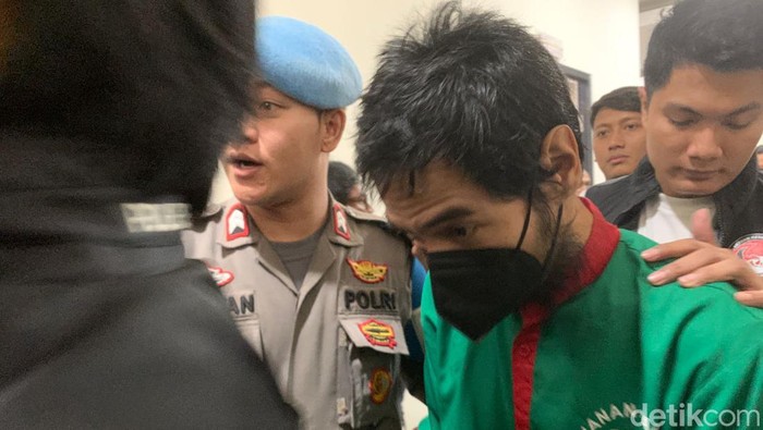 Polisi menampilkan tersangka kasus narkoba Yogi Gamblez Serigala Terakhir. Namun, tak ada tersangka narkoba lainnya, Epy Kusnandar Preman Pensiun. (Taufiq S/detikcom)