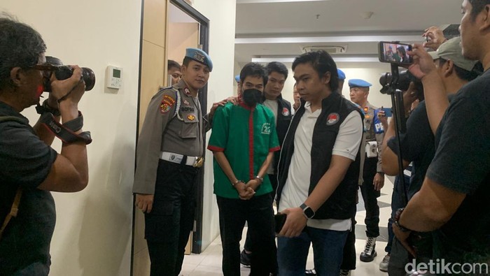Polisi menampilkan tersangka kasus narkoba Yogi Gamblez Serigala Terakhir. Namun, tak ada tersangka narkoba lainnya, Epy Kusnandar Preman Pensiun. (Taufiq S/detikcom)