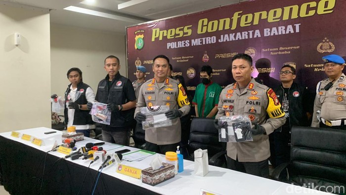 Polisi menampilkan tersangka kasus narkoba Yogi Gamblez Serigala Terakhir. Namun, tak ada tersangka narkoba lainnya, Epy Kusnandar Preman Pensiun. (Taufiq S/detikcom)