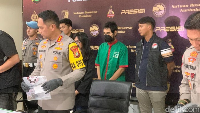 Ditangkap Bareng Epy, Yogi Gamblez Simpan Ganja dalam Botol Mayones di Kulkas