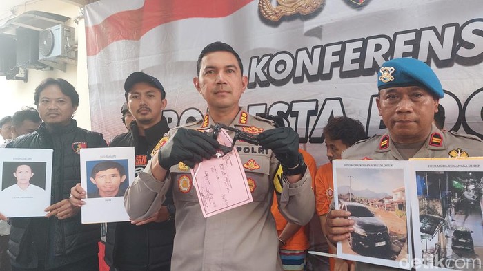 Polisi menangkap sindikat maling mobil yang membenturkan korbannya ke tiang listrik di Bogor. Mobil yang dicuri itu sebelumnya dijual ke korban Rp 100 juta. (M Sholihin/detikcom)