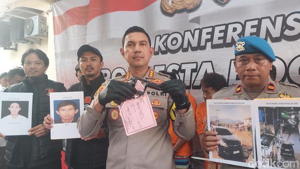Polisi menangkap sindikat maling mobil yang membenturkan korbannya ke tiang listrik di Bogor. Mobil yang dicuri itu sebelumnya dijual ke korban Rp 100 juta. (M Sholihin/detikcom)