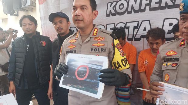 Polisi menangkap sindikat maling mobil yang membenturkan korbannya ke tiang listrik di Bogor. Mobil yang dicuri itu sebelumnya dijual ke korban Rp 100 juta. (M Sholihin/detikcom)