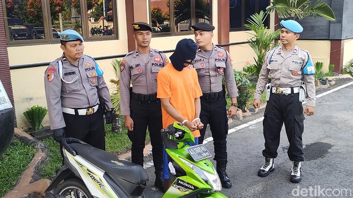 Polisi menunjukkan barang bukti kasus pembobolan Alfamart di Mapolres Kulon Progo, Jumat (17/5).