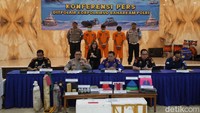 Kepala Sub Direktorat Penegakan Hukum  Ditpolair Korpolairud Baharkam Polri Kombes Donny Charles Gi menyampaikan keterangan saat jumpa pers di  Ditpolair Baharkam Polri, Tanjung Priok, Jakarta Utara, Jumat (17/5/2024).  