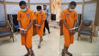 Penggagalan upaya penyelundupan itu diawali dengan penyelidikan pada rumah yang dijadikan gudang kegiatan ilegal tersebut.  