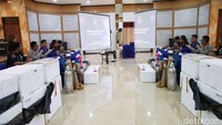 Donny mengungkap rumah tersebut merupakan tempat pengemasan untuk menampung baby lobster yang didapatkan dari para nelayan. Dia kemudian merinci peran tiga orang tersangka UD, RT dan CH yang diamankan dalam penggrebekan itu.  