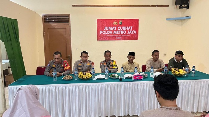 Polsek Mampang Prapatan menggelar Jumat Curhat bareng warga.