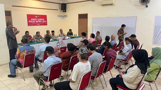 Polsek Mampang Prapatan menggelar Jumat Curhat bareng warga.