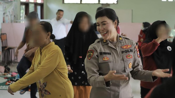 Polwan Polres Mojokerto mengajak 26 ODGJ joget poco-poco