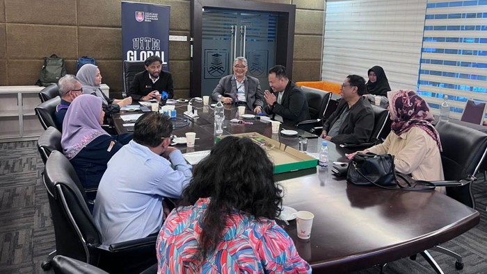 Potret FISIP UPNVJ dan UiTM Implementasikan Kerja Sama Dua Fakultas FISIP UPNVJ dan UiTM Malaysia sepakati kerjasama. Implementasi Kerjasama ini merupakan tindak lanjut dari MoU antar Universitas yang terjalin sejak tahun 2022.