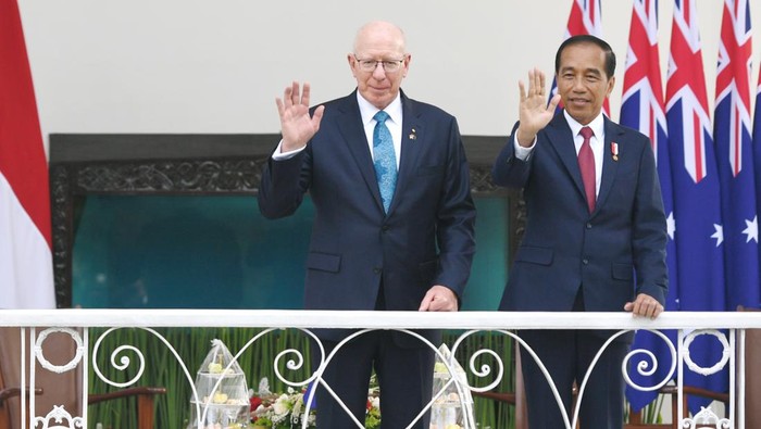 Presiden Joko Widodo (kanan) bersama Gubernur Jenderal Australia David Hurley usai berkeliling Kebun Raya Bogor saat kunjungan kenegaraan di Istana Bogor, Jawa Barat, Jumat (17/5/2024). Kunjungan Gubernur Jenderal Australia itu untuk merayakan 75 tahun hubungan diplomatik Indonesia-Australia. ANTARA FOTO/Hafidz Mubarak A/nym.