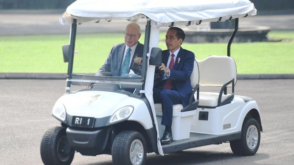 Potret Jokowi Sopiri Gubernur Jenderal Australia Keliling Kebun Raya Bogor