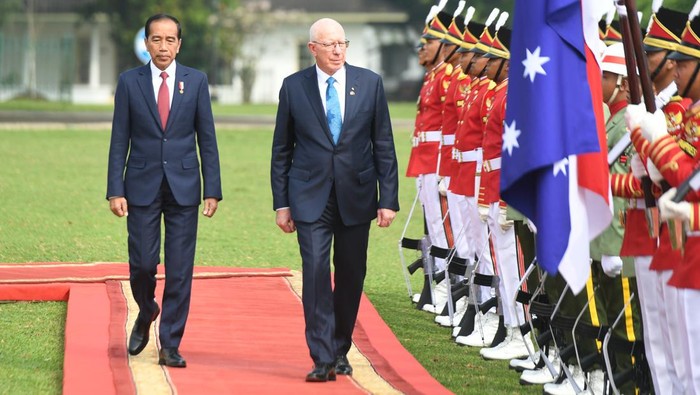 Presiden Joko Widodo (kanan) bersama Gubernur Jenderal Australia David Hurley usai berkeliling Kebun Raya Bogor saat kunjungan kenegaraan di Istana Bogor, Jawa Barat, Jumat (17/5/2024). Kunjungan Gubernur Jenderal Australia itu untuk merayakan 75 tahun hubungan diplomatik Indonesia-Australia. ANTARA FOTO/Hafidz Mubarak A/nym.