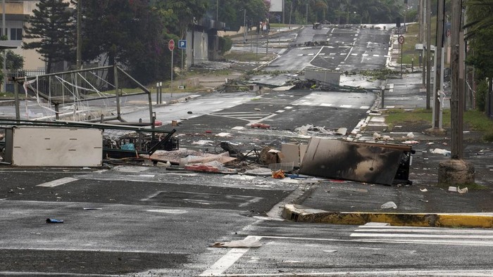 Potret Mencekam Saat Kerusuhan Pecah di Kaledonia Baru A street in Noumea, New Caledonia, is pictured after unrest, Wednesday May 15, 2024. France has imposed a state of emergency in the French Pacific territory of New Caledonia. The measures imposed on Wednesday for at least 12 days boost security forces' powers to quell deadly unrest that has left four people dead, erupting after protests over voting reforms. (AP Photo/Nicolas Job)