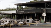 Kondisi darurat akan berlangsung 12 hari. Otoritas setempat juga melarang penggunaan aplikasi TikTok. Aplikasi itu dianggap telah membantu massa rusuh untuk mengorganisir dan mengamplifikasi kerusuhan. AP/Cedric Jacquot