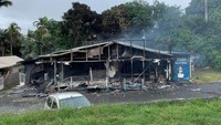 Usai ada pembakaran kendaraan dan penjarahan, polisi menambah 500 personel untuk 1.800 personel yang sudah berjaga-jaga di pulau ini. Sekolah-sekolah ditutup. Jam malam diberlakukan. Lilou Garrido Navarro Kherachi/via REUTERS