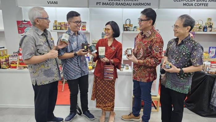 Astra melalui Yayasan Dharma Bhakti Astra (YDBA) bekerja sama dengan PT Sarinah menjalankan pembinaan UMKM. Salah satunya lewat program pelatihan dan fasilitasi pemasaran dengan menggelar bazar.
