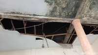 Kerusakan dari gedung kesenian ini salah satunya dapat dilihat pada bagian plafon yang terlihat berlubang dengan ukuran cukup besar. Selain itu, pada lubang di plafon itu juga terlihat ada kayu yang menjuntai. Foto: Ony Syahroni/detikJabar