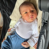 Wanita 27 tahun itu tampak memamerkan foto putranya ketika masih bayi. Mengenakan setelan berwarna putih dan biru, baby Naka tampak menggemaskan dengan pipi tembamnya. Foto: Instagram: @indahpermatas