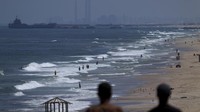 Sejumlah warga Gaza berkumpul di pesisir pantai untuk menantikan datangnya bantuan kemanusiaan.  