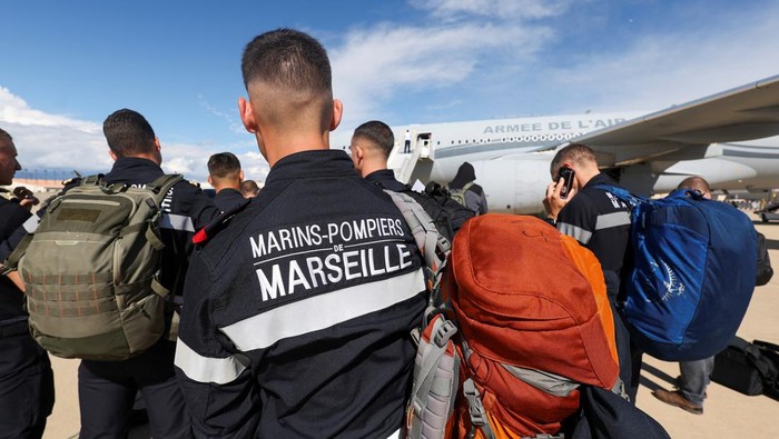 Prancis Kirim Polisi Tambahan untuk Amankan Rusuh Kaledonia Baru People line up as civil guards, police officers and sailors firefighters board a plane of the French Air Force at Istres military airbase after France declared a state of emergency to regain control of events in New Caledonia, near Marseille, France, May 16, 2024. REUTERS/Manon Cruz