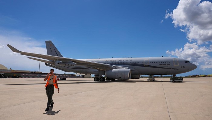 People line up as civil guards, police officers and sailors firefighters board a plane of the French Air Force at Istres military airbase after France declared a state of emergency to regain control of events in New Caledonia, near Marseille, France, May 16, 2024. REUTERS/Manon Cruz