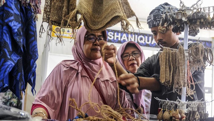 Ragam Kerajinan Khas Baduy Dipamerkan di Rangkasbitung Pengunjung mengamati kain lokal motif buatan Suku Badui di Rangkasbitung, Lebak, Banten, Kamis (16/5/2024). Pameran UMKM yang menawarkan berbagai macam produk unggulan Suku Badui itu digelar dalam rangkaian upacara adat tradisi Seba Badui, sekaligus untuk mendorong ekonomi warga Badui dengan meningkatkan wisatawan yang berkunjung ke Badui. ANTARA FOTO/Muhammad Bagus Khoirunas/Spt.