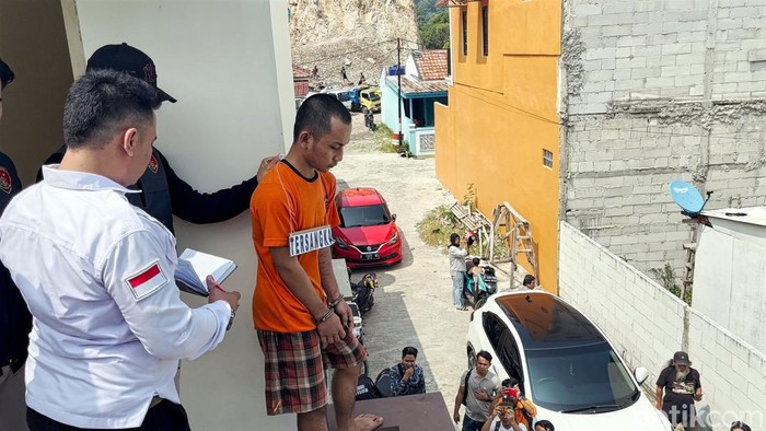 Rekonstruksi pembunuhan Ceceu oleh Adi di Sukabumi