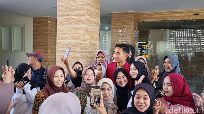 Rizky Ridho jadi sasaran swafoto mahasiswi dan dosen di UM Surabaya