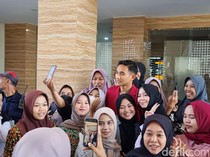 Datang ke Kampus, Rizky Ridho Jadi Sasaran Swafoto Mahasiswi dan Dosen
