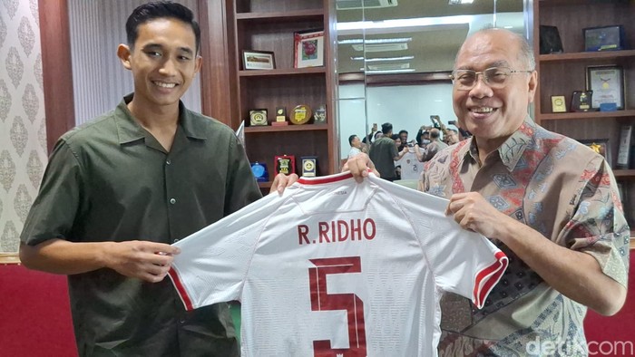 Rizky Ridho mendapat bonus dari UM Surabaya