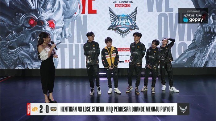 RRQ Hoshi masih berpeluang lolos ke playoff MPL ID S13, setelah mengalahkan Dewa United Esports 2-1. Namun kesempatannya begitu kecil, karena faktor penentunya juga bergantung pada hasil pertandingan tim lain.