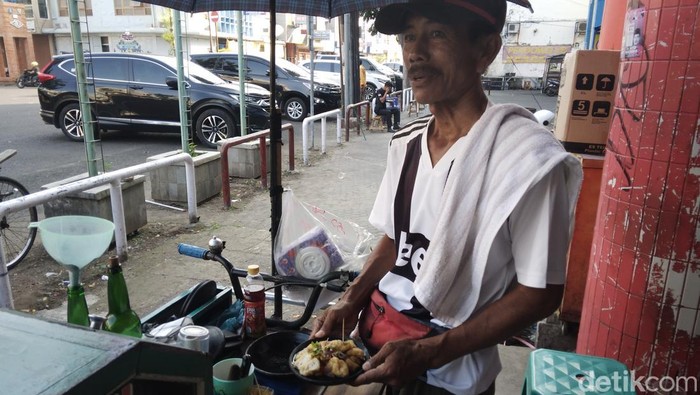 Rukmin, penjual tahu gejrot Cirebon.