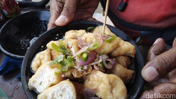 Rukmin, penjual tahu gejrot Cirebon.