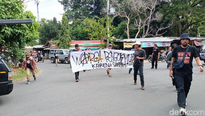 Aksi warga Pengok, Gondokusuman yang menggeruduk Kantor DLH Kota Jogja, Jumat (17/5/2024).