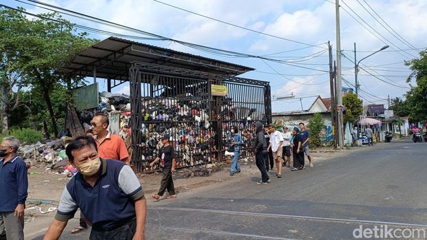 Aksi warga Pengok, Gondokusuman yang menggeruduk Kantor DLH Kota Jogja, Jumat (17/5/2024).