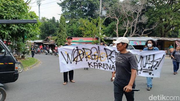 Aksi warga Pengok, Gondokusuman yang menggeruduk Kantor DLH Kota Jogja, Jumat (17/5/2024).