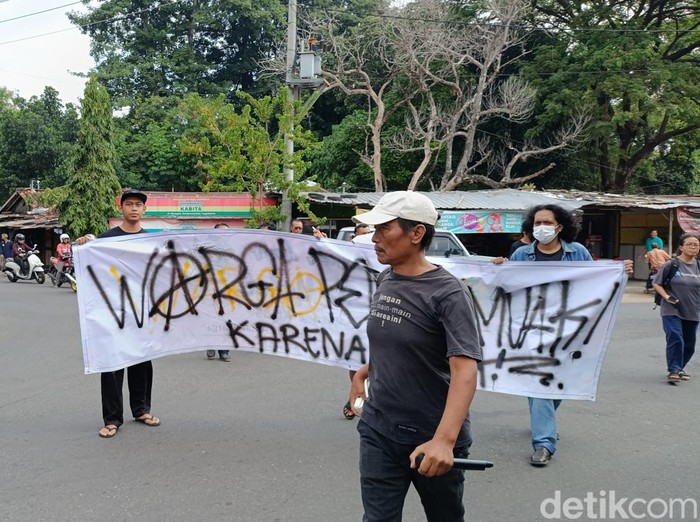 Aksi warga Pengok, Gondokusuman yang menggeruduk Kantor DLH Kota Jogja, Jumat (17/5/2024).