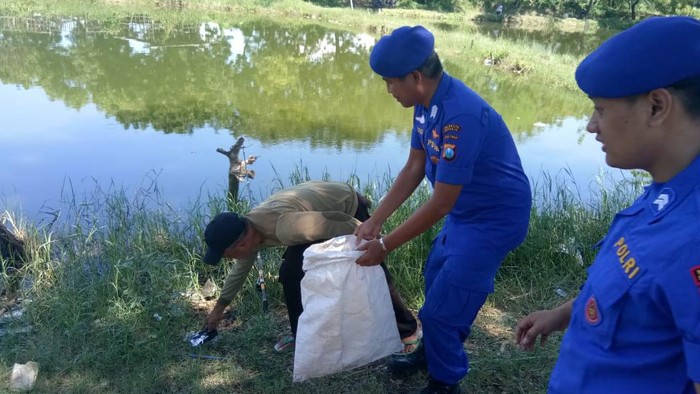 Satpolairud Polresta Sidoarjo bersihkan pesisir Jabon bareng warga