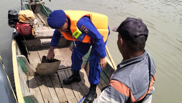 Satpolairud Polresta Sidoarjo bersihkan pesisir Jabon bareng warga