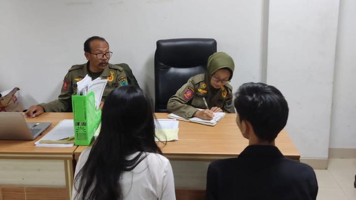 Sejoli mesum di taman Kota Malang diperiksa di kantor Satpol PP