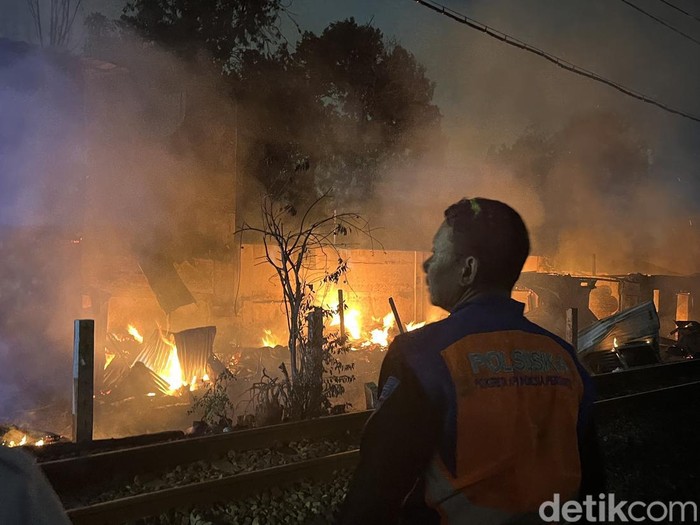 Sejumlah rumah di bantaran rel kereta api atau di bawah flyover Manahan, Kota Solo, terbakar, Jumat (17/5/2024) malam.
