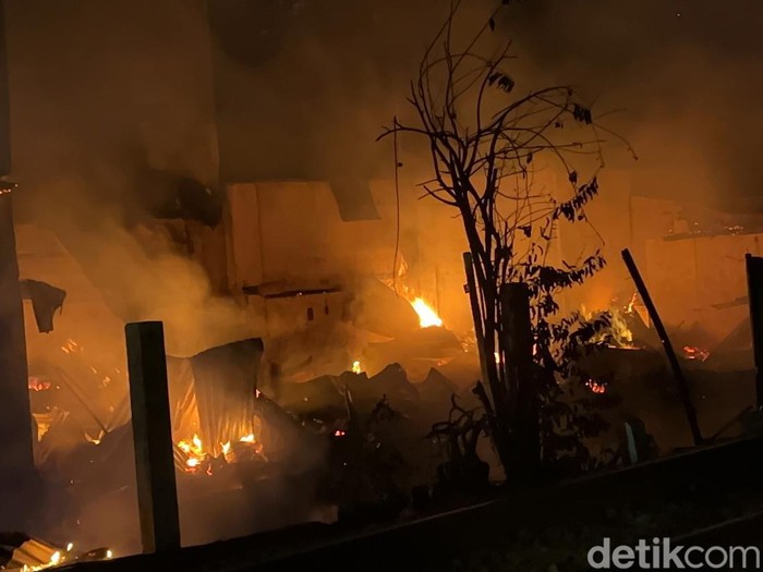 Sejumlah rumah di bantaran rel kereta api atau di bawah flyover Manahan, Kota Solo, terbakar, Jumat (17/5/2024) malam.