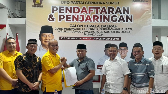 Sekretaris Golkar Sumut Ilhamsyah mewakili Ketua Golkar Sumut Musa Rajekshah mendaftar sebagai bacalon Gubsu ke Gerindra Sumut. (Nizar Aldi/detikSumut)